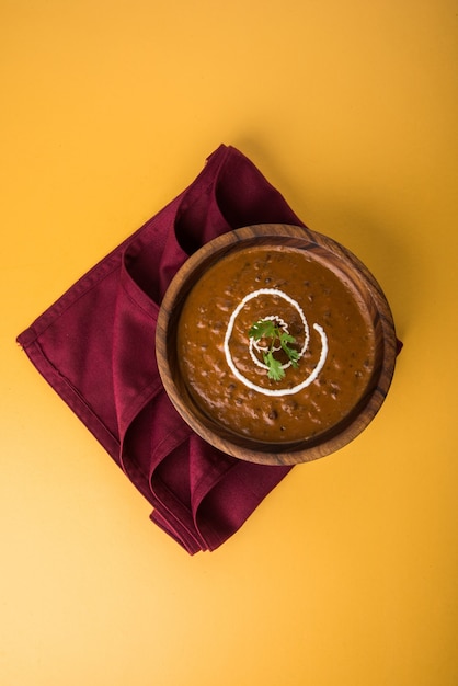 Dal Makhani ou daal makhni, almoço ou jantar indiano servido com arroz puro e manteiga Roti ou Chapati ou Paratha e salada