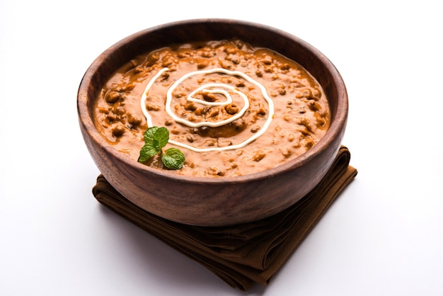 Dal makhani ou daal makhni é um alimento popular de punjab, na índia, feito com lentilha preta inteira, feijão vermelho, manteiga e creme e servido com alho naan ou pão indiano ou roti