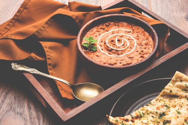 Dal makhani ou daal makhni é um alimento popular de punjab, na índia, feito com lentilha preta inteira, feijão vermelho, manteiga e creme e servido com alho naan ou pão indiano ou roti