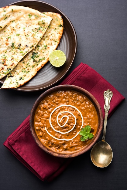 Dal makhani ou daal makhni é um alimento popular de Punjab, na Índia, feito com lentilha preta inteira, feijão vermelho, manteiga e creme e servido com alho naan ou pão indiano ou roti