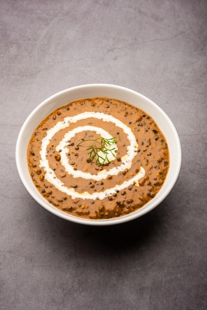 Dal makhani ou dal makhni é uma receita do norte da Índia, servida em tigela, foco seletivo