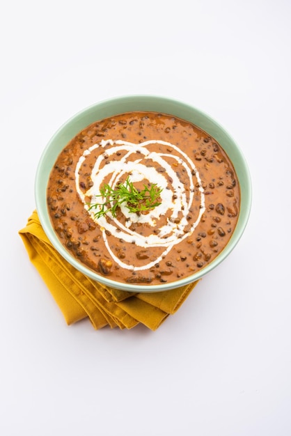 Dal makhani ou dal makhni é uma receita do norte da Índia, servida em tigela, foco seletivo