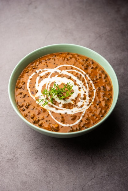 Dal makhani ou dal makhni é uma receita do norte da Índia, servida em tigela, foco seletivo