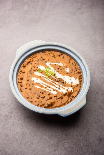 Dal makhani ou dal makhni é uma receita do norte da Índia, servida em tigela, foco seletivo