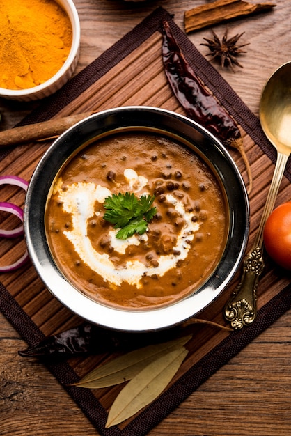 Dal makhani ou makhni é um prato popular da índia. feito com ingredientes como lentilha preta inteira, manteiga e creme. servido com naan ou roti e arroz