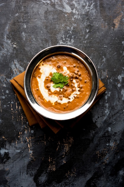 Dal makhani ou makhni é um prato popular da Índia. Feito com ingredientes como lentilha preta inteira, manteiga e creme. Servido com Naan ou Roti e Arroz