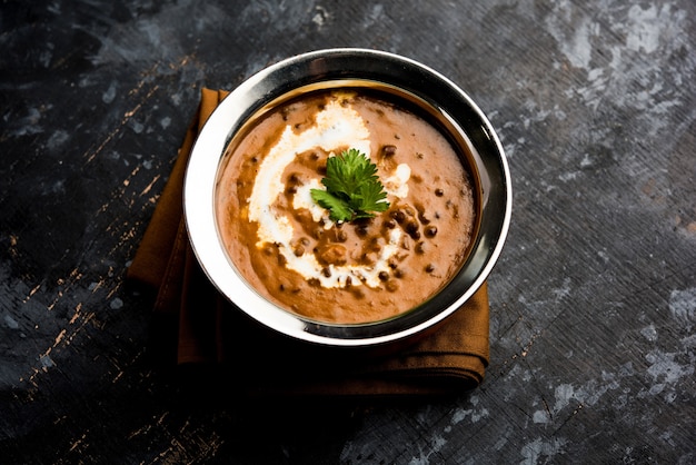 Dal makhani ou makhni é um prato popular da Índia. Feito com ingredientes como lentilha preta inteira, manteiga e creme. Servido com Naan ou Roti e Arroz