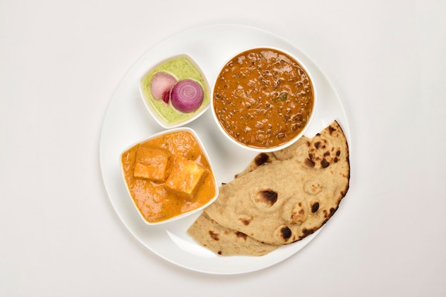 Dal Makhani und Shahi Paneer serviert mit Roti in Plate