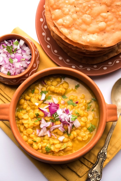 Dal pakwan es un auténtico desayuno sindhi. Es una combinación de Maida puris fritos, crujientes y sin inflar servidos con Daal elaborado con chana o garbanzos partidos.