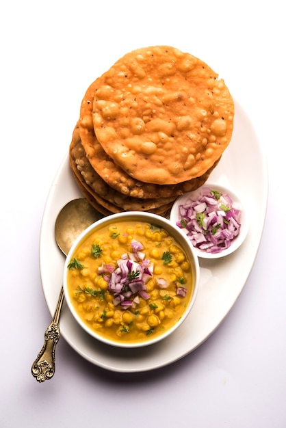 Dal Pakwan ist ein authentisches Sindhi-Frühstück. Es ist eine Kombination aus frittierten, knusprigen und ungepufften Maida-Puris, serviert mit Daal aus Chana oder Kichererbsenspalten.