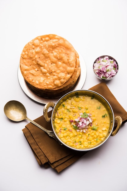 Dal Pakwan ist ein authentisches Sindhi-Frühstück. Es ist eine Kombination aus frittierten, knusprigen und ungepufften Maida-Puris, serviert mit Daal aus Chana oder Kichererbsenspalten.