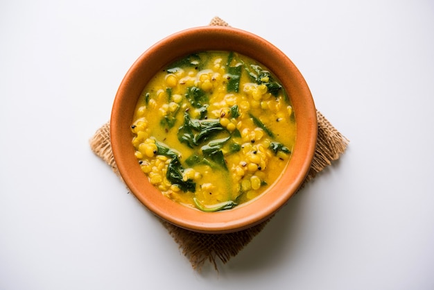 Dal Palak o curry de lentejas y espinacas: popular plato principal indio, receta saludable. servido en un karahi o sartén o tazón. enfoque selectivo