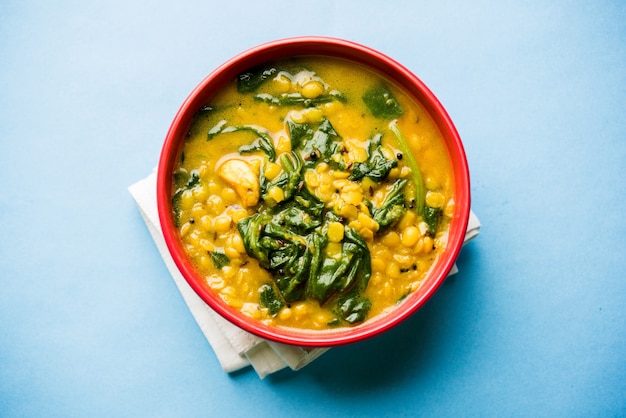 Dal Palak o curry de lentejas y espinacas: popular plato principal indio, receta saludable. servido en un karahi o sartén o tazón. enfoque selectivo