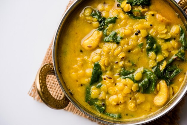 Dal Palak oder Linsen-Spinat-Curry - beliebtes indisches Hauptgericht gesundes Rezept. in einem Karahi oder einer Pfanne oder Schüssel serviert. selektiver Fokus