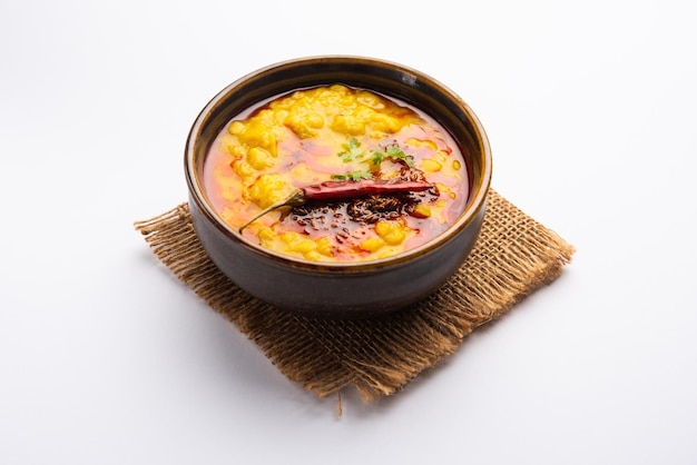 Dal tadka é um prato indiano popular, onde lentilhas temperadas cozidas são finalizadas com um tempero feito de ghee ou óleo e especiarias