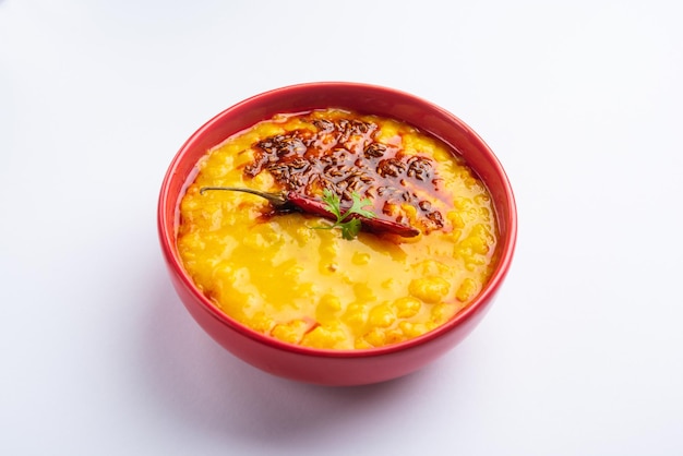 Dal tadka es un plato indio popular en el que las lentejas con especias cocidas se terminan con un templado a base de ghee o aceite y especias.