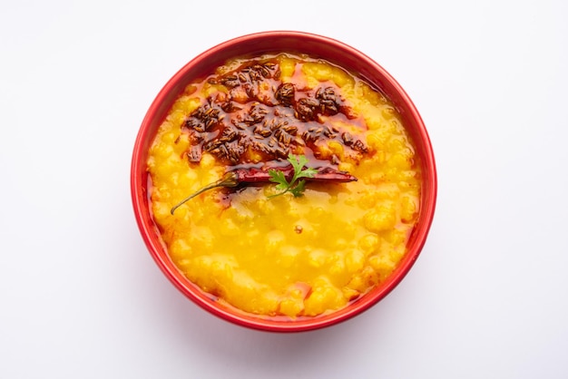 Dal tadka es un plato indio popular en el que las lentejas con especias cocidas se terminan con un templado a base de ghee o aceite y especias.