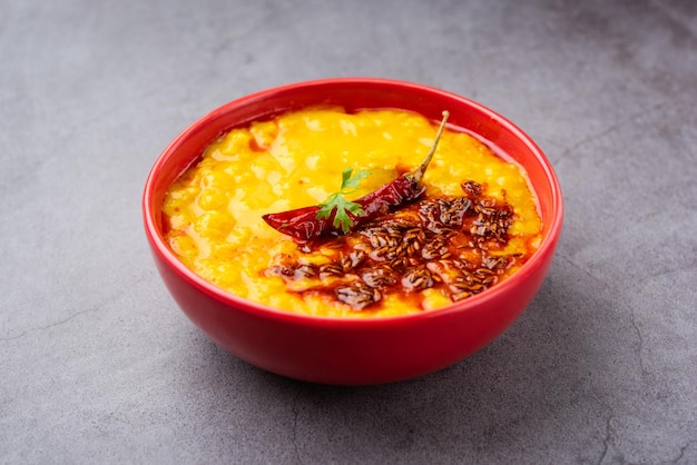 Dal tadka es un plato indio popular en el que las lentejas con especias cocidas se terminan con un templado a base de ghee o aceite y especias.