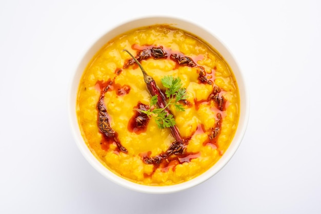 Dal tadka es un plato indio popular en el que las lentejas con especias cocidas se terminan con un templado a base de ghee o aceite y especias.