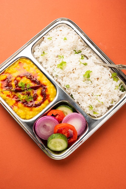 ¡Dal Tadka estilo restaurante templado con ghee y especias! Esta receta hace una gran comida con arroz hervido.