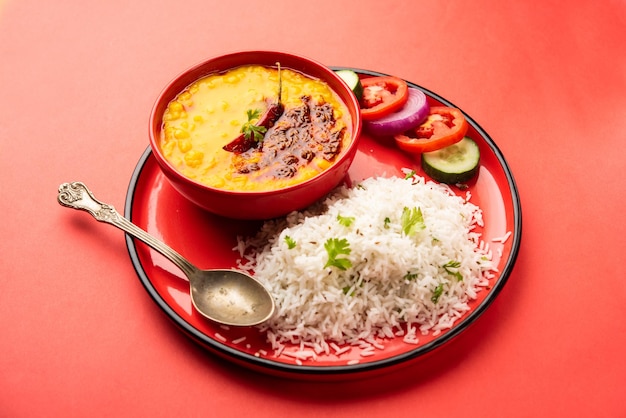 Dal tadka im restaurantstil mit ghee und gewürzen temperiert! dieses rezept macht eine großartige mahlzeit mit gekochtem reis