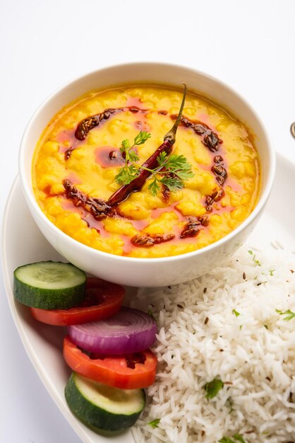 Dal tadka im restaurantstil mit ghee und gewürzen temperiert! dieses rezept macht eine großartige mahlzeit mit gekochtem reis