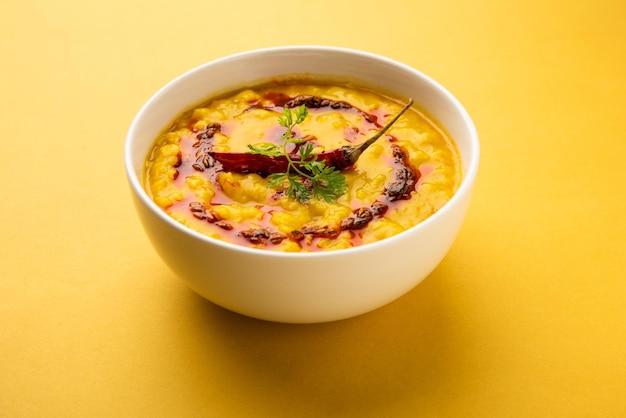 Dal Tadka ist ein beliebtes indisches Gericht, bei dem gekochte Gewürzlinsen mit einer Temperierung aus Ghee oder Öl und Gewürzen verfeinert werden