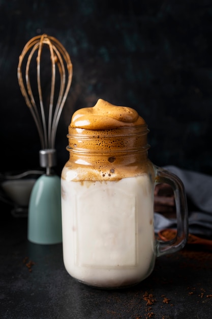 Dalgona café cremoso e café gelado doce em uma jarra