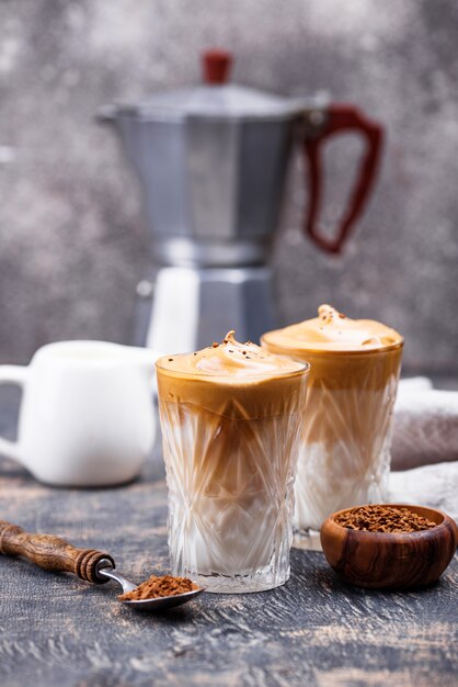 Dalgona chicoteado café com leite