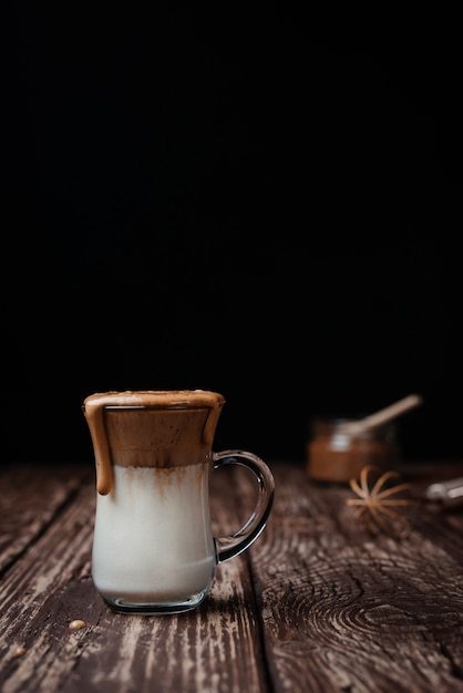 Dalgona Eiskaffee auf neutralem Hintergrund