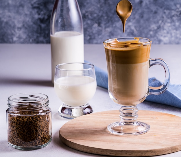 Foto dalgona-kaffee mit einem kühlen, flauschigen, geschlagenen schaum.