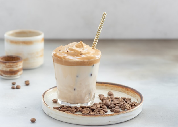 Dalgona Kaffee mit süßem Schaum und Eis in einem Glas