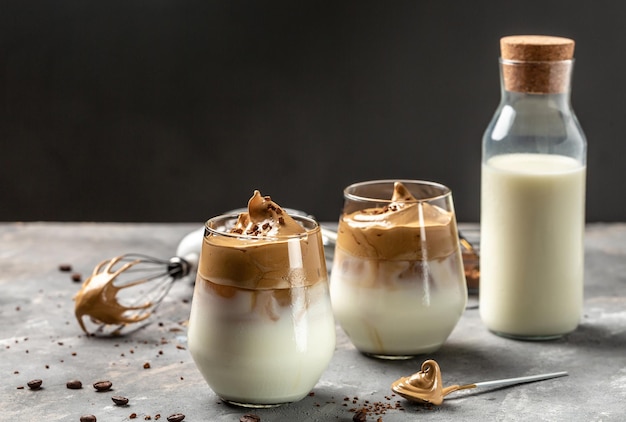 Dalgona Schlagsahnekaffee in Glastasse mit Zutaten Trendgetränk Latte mit Schaum von Instant-Kaffee-Eiskaffee