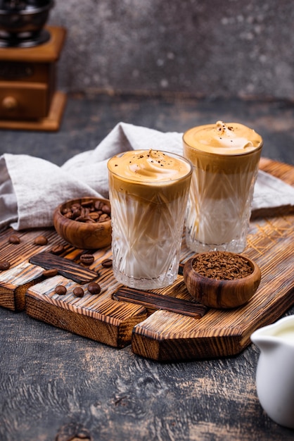 Dalgona schlug Kaffee mit Milch, trendiges Getränk