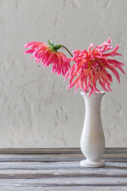 Foto dalia rosa en florero sobre mesa de madera