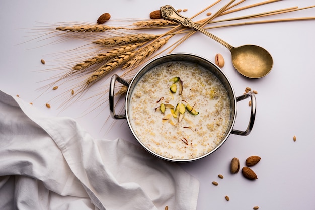 Daliya kheer o Dalia Payasam ÃƒÂ ¢ Ã‚Â € Ã‚Â “Gachas de trigo y leche quebradas o trituradas con azúcar cocida al estilo indio. Dalia es un cereal de desayuno popular en el norte de la India.