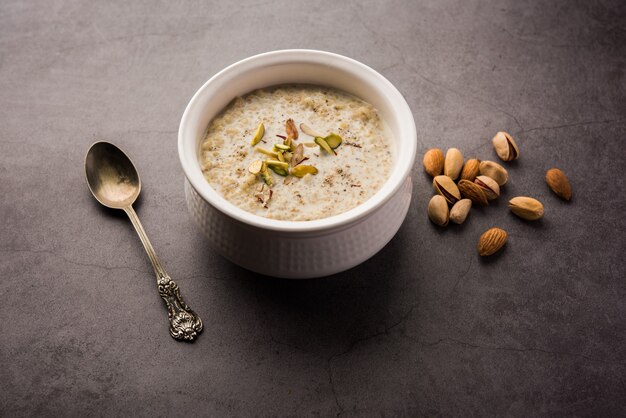 Daliya Kheer oder Dalia Payasam ÃƒÂ¢Ã‚Â€Ã‚Â“ Broken oder Cracked Weizen-Milchbrei mit Zucker nach indischer Art zubereitet. Dalia ist ein beliebtes Frühstückszerealien in Nordindien