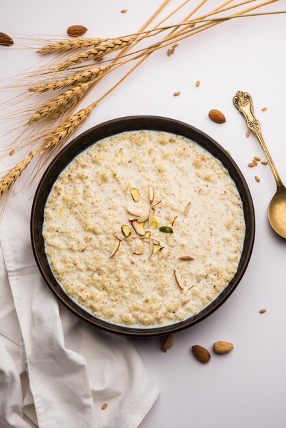 Daliya Kheer oder Dalia Payasam ÃƒÂ¢Ã‚Â€Ã‚Â“ Broken oder Cracked Weizen-Milchbrei mit Zucker nach indischer Art zubereitet. Dalia ist ein beliebtes Frühstückszerealien in Nordindien