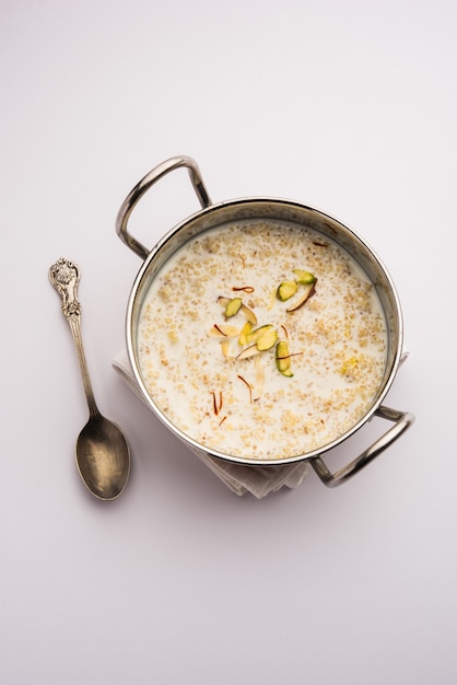 Daliya Kheer oder Dalia Payasam ÃƒÂ¢Ã‚Â€Ã‚Â“ Broken oder Cracked Weizen-Milchbrei mit Zucker nach indischer Art zubereitet. Dalia ist ein beliebtes Frühstückszerealien in Nordindien