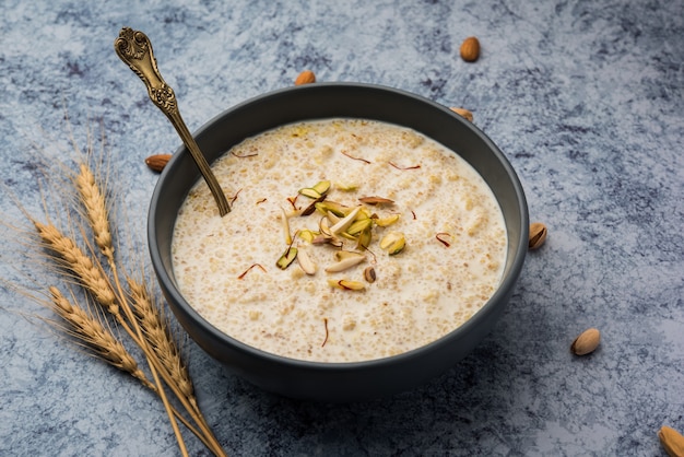 Daliya Kheer oder Dalia Payasam ÃƒÂ¢Ã‚Â€Ã‚Â“ Broken oder Cracked Weizen-Milchbrei mit Zucker nach indischer Art zubereitet. Dalia ist ein beliebtes Frühstückszerealien in Nordindien