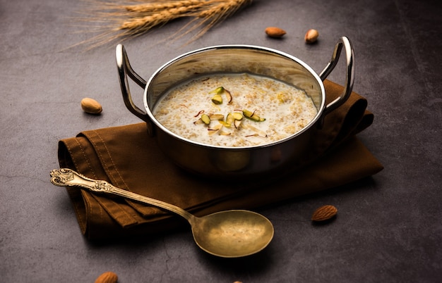 Daliya kheer ou Dalia Payasam ÃƒÂ ¢ Ã ,Â € Â “Trigo quebrado ou rachado e mingau de leite com açúcar cozido à maneira indiana. Dalia é um cereal matinal popular no norte da Índia