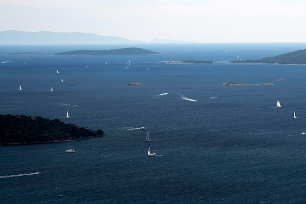 Dalmácia paisagem Croácia de Trogir Hills Road Island Destino de navegação