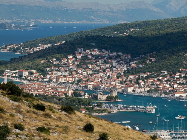 dalmacia paisaje croacia desde trogir colinas carretera isla destino de navegación