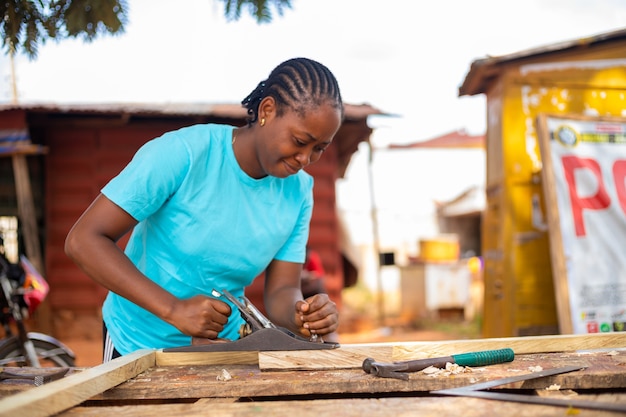 Dama africana con jack plane para vestir la madera en tamaño