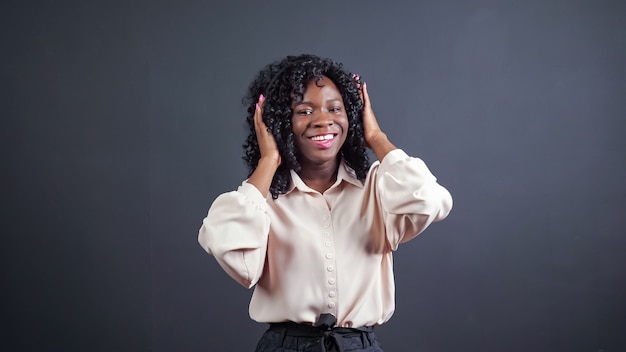 Dama afroamericana con auriculares baila sobre negro