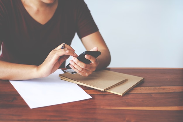 Foto dama asiática poner sus ideas y escribir plan de negocios