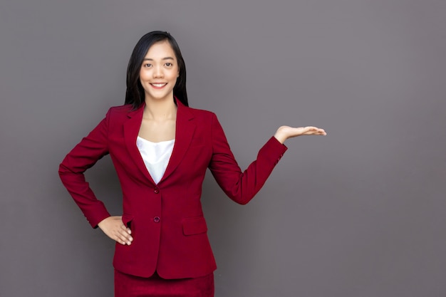 Dama asiática con suite de uniforme de negocios