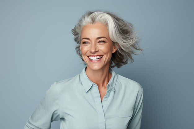 Dama de cabello gris sonriendo a la cámara