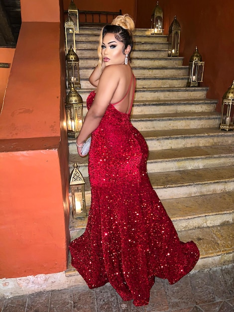 Foto la dama de la elegancia en rojo