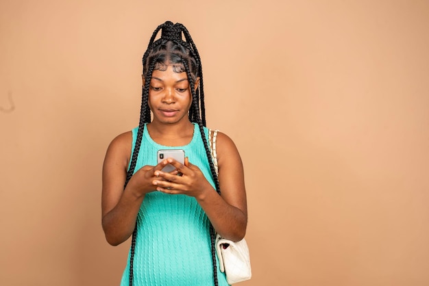 dama feliz usando su teléfono aislado sobre el fondo plano